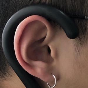 娇小自由者西元孩儿
